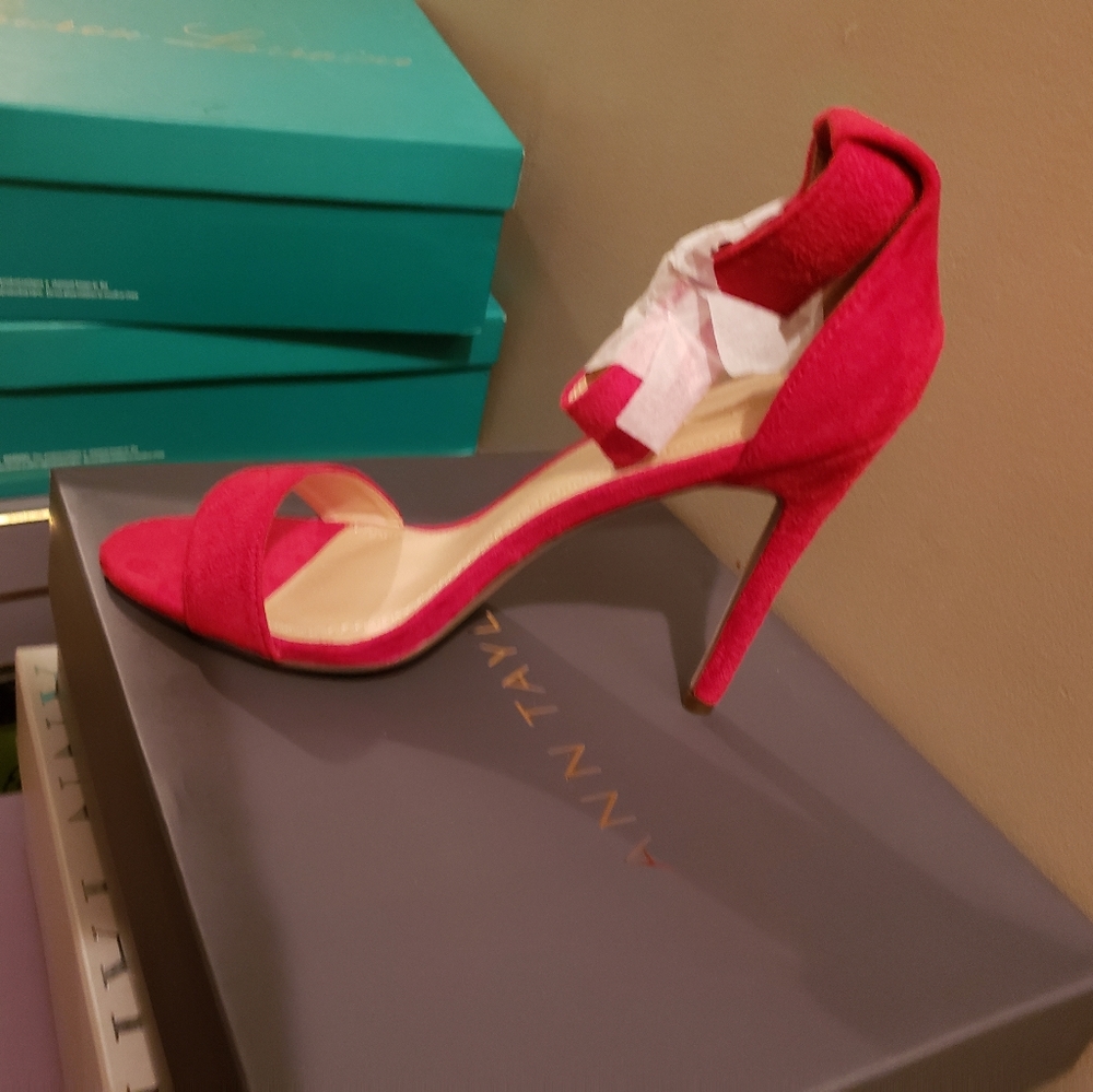 HEELS - Picture 2 of 3